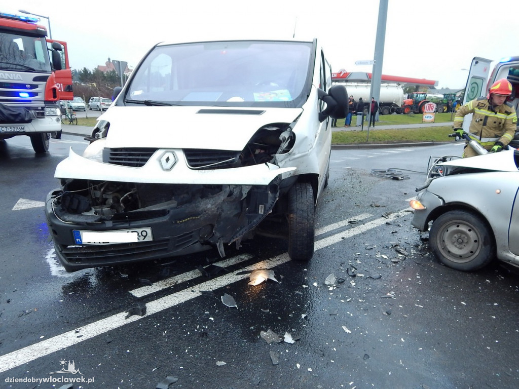 Na skrzyżowaniu bus uderzył w seicento