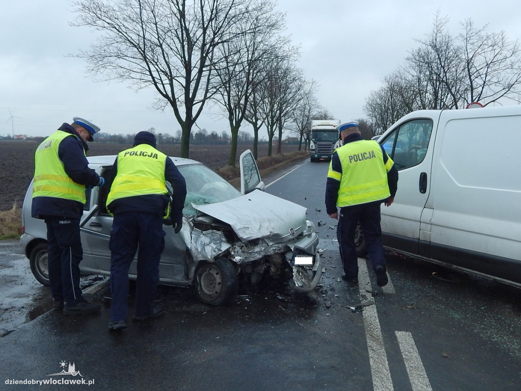 Na skrzyżowaniu bus uderzył w seicento