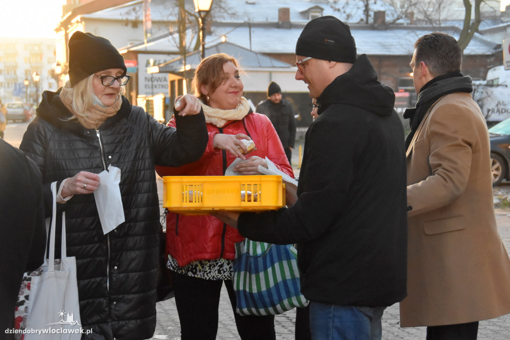 Radni rozdawali pączki przechodniom
