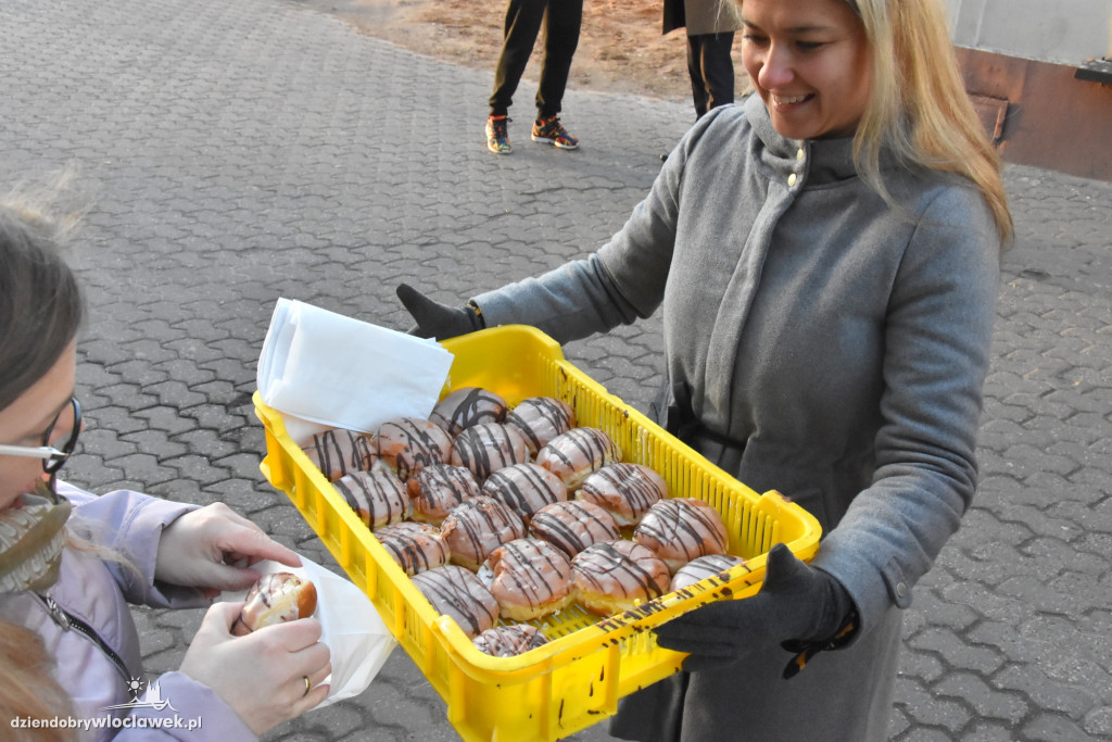 Radni rozdawali pączki przechodniom