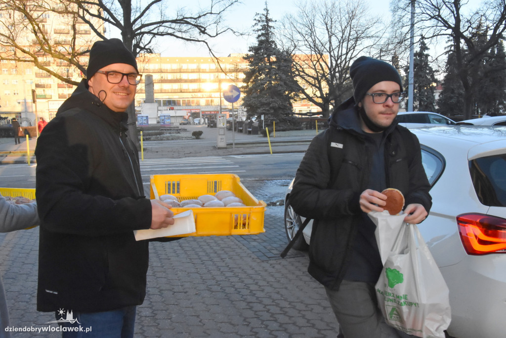Radni rozdawali pączki przechodniom