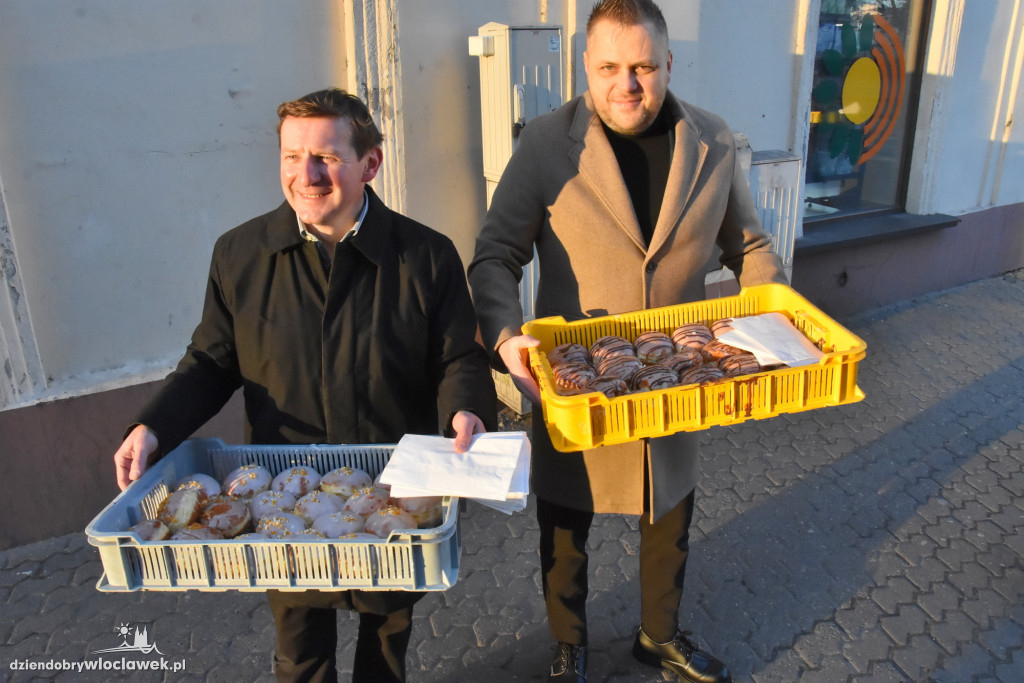 Radni rozdawali pączki przechodniom
