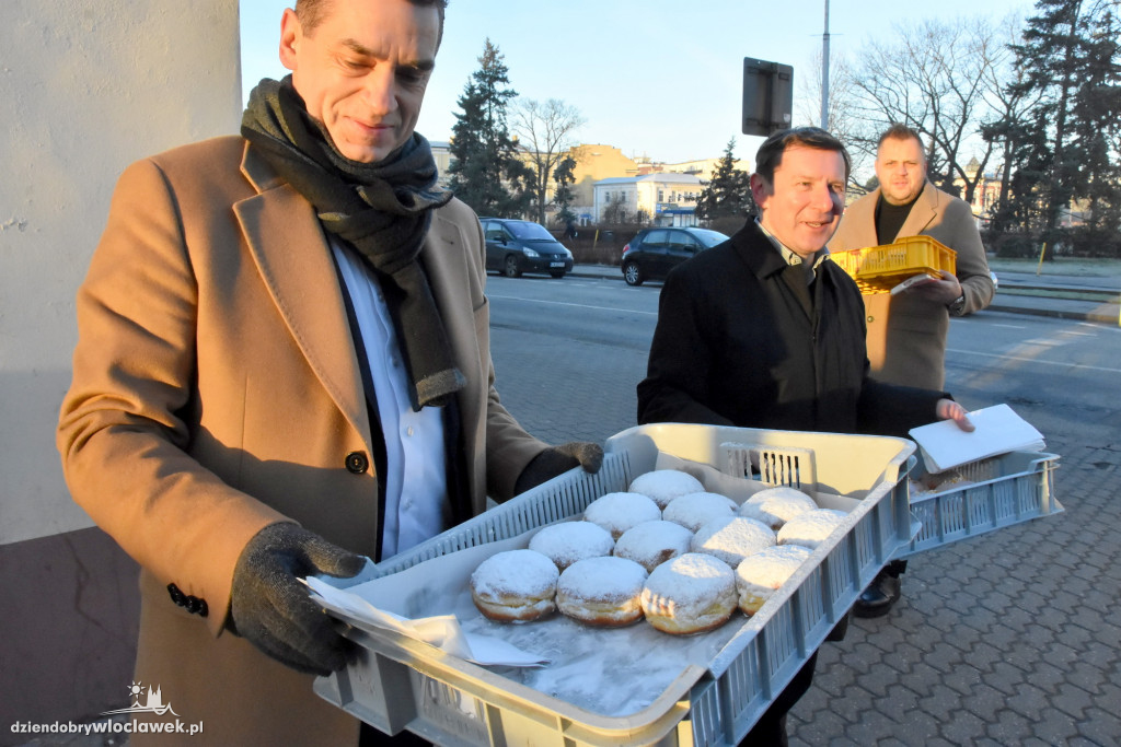 Radni rozdawali pączki przechodniom