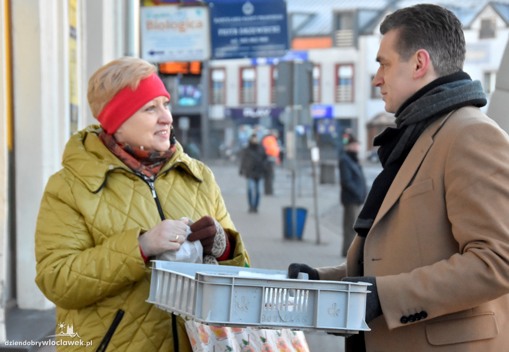 Radni rozdawali pączki przechodniom