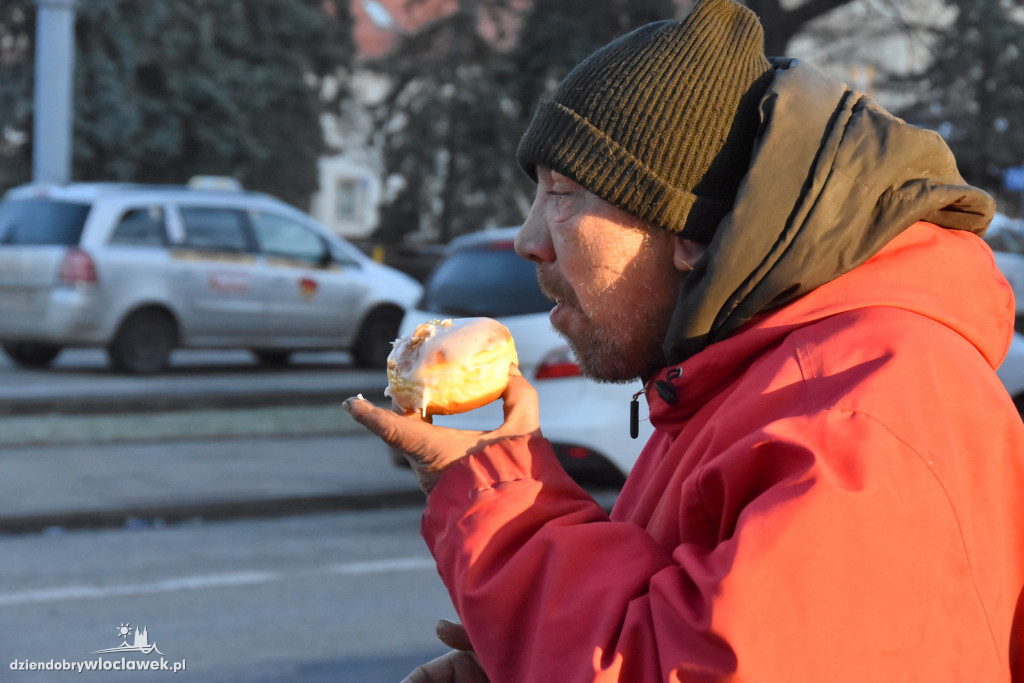 Radni rozdawali pączki przechodniom
