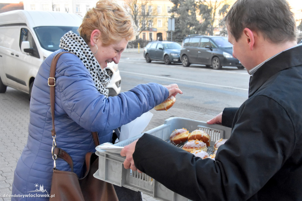 Radni rozdawali pączki przechodniom