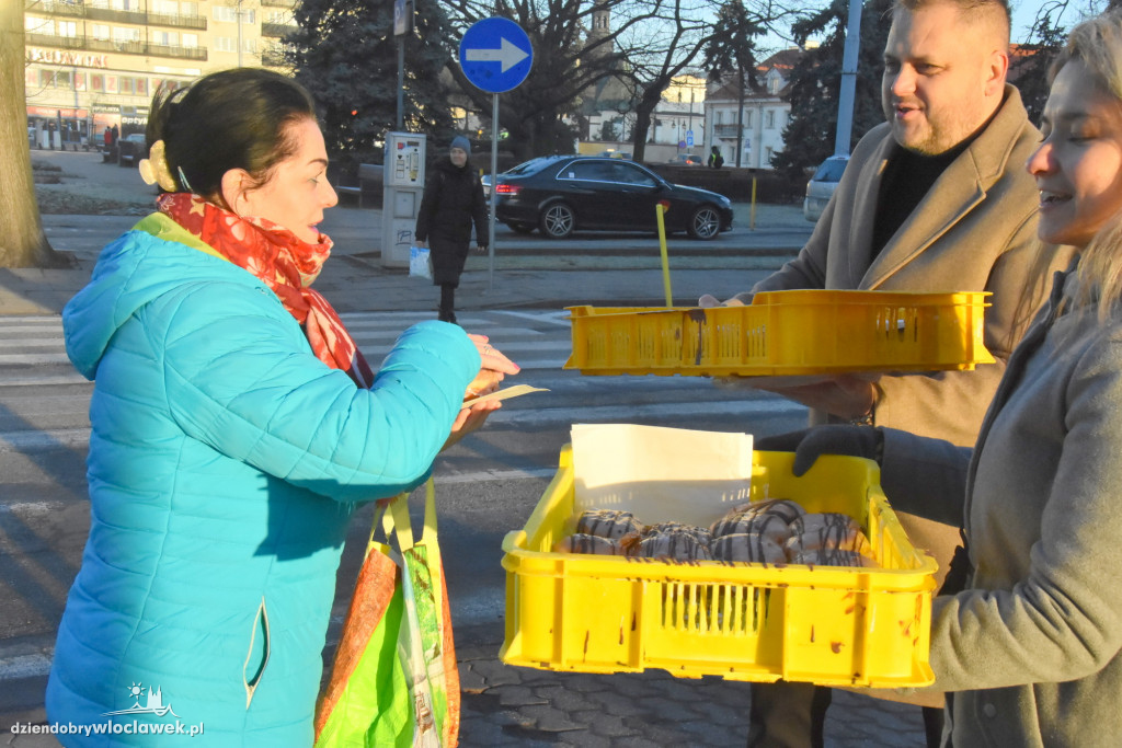Radni rozdawali pączki przechodniom