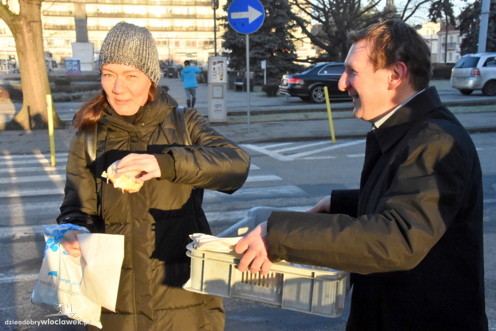 Radni rozdawali pączki przechodniom