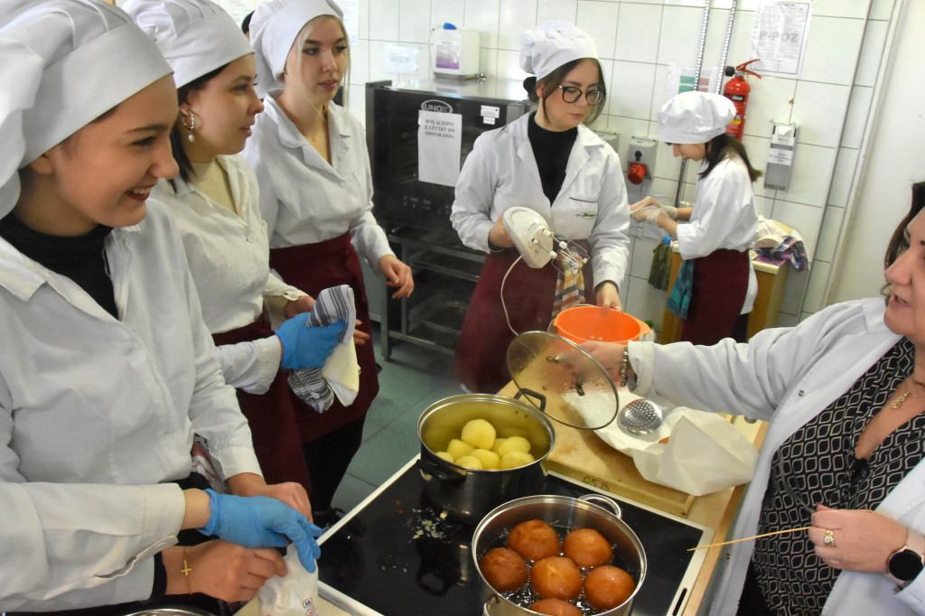 Uczniowie Chemika smażyli pączki