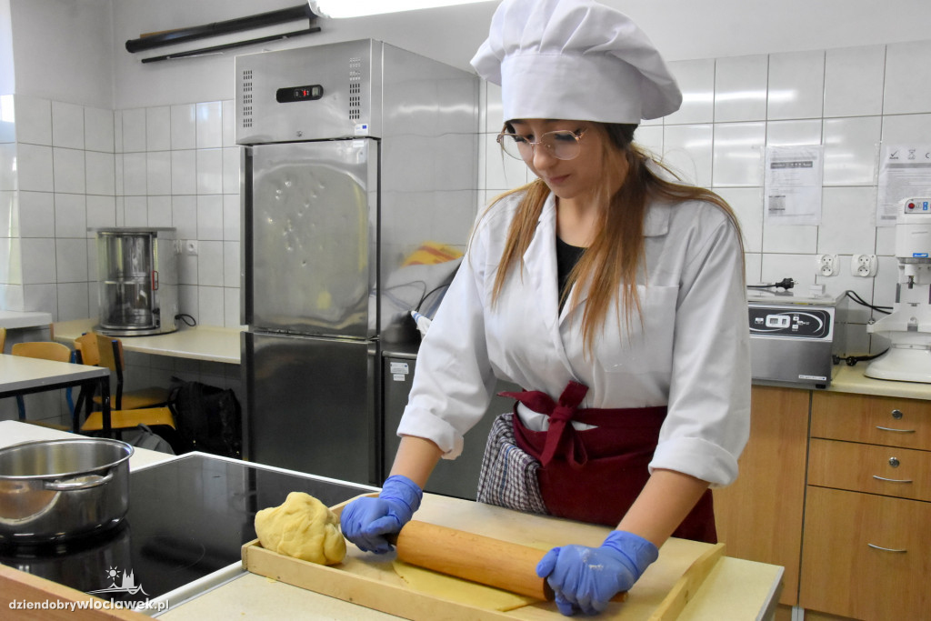 Uczniowie Chemika smażyli pączki