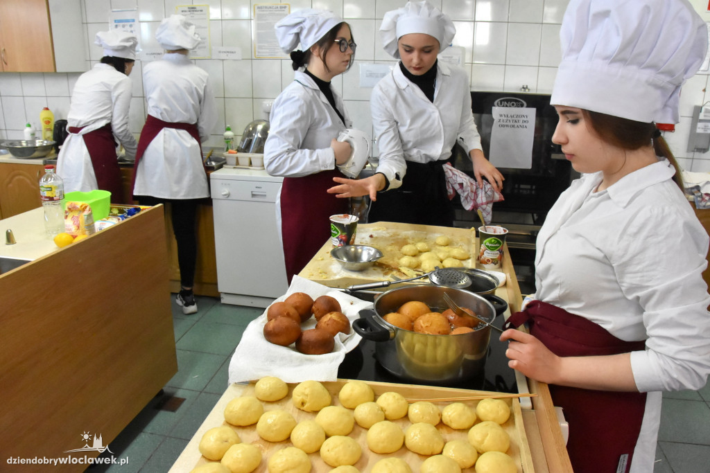 Uczniowie Chemika smażyli pączki