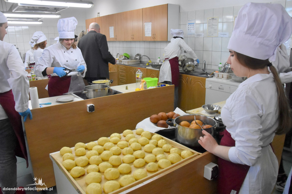 Uczniowie Chemika smażyli pączki