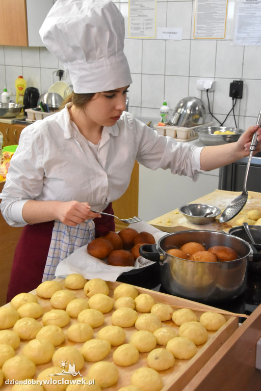 Uczniowie Chemika smażyli pączki