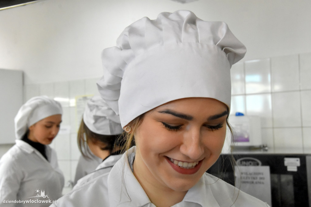 Uczniowie Chemika smażyli pączki