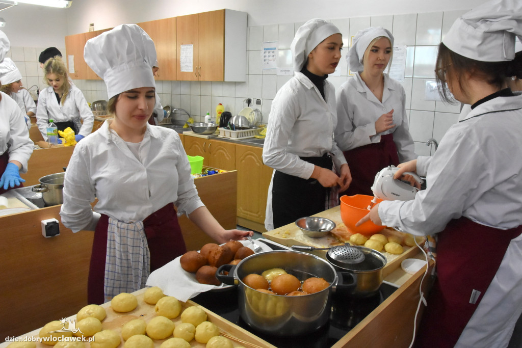 Uczniowie Chemika smażyli pączki