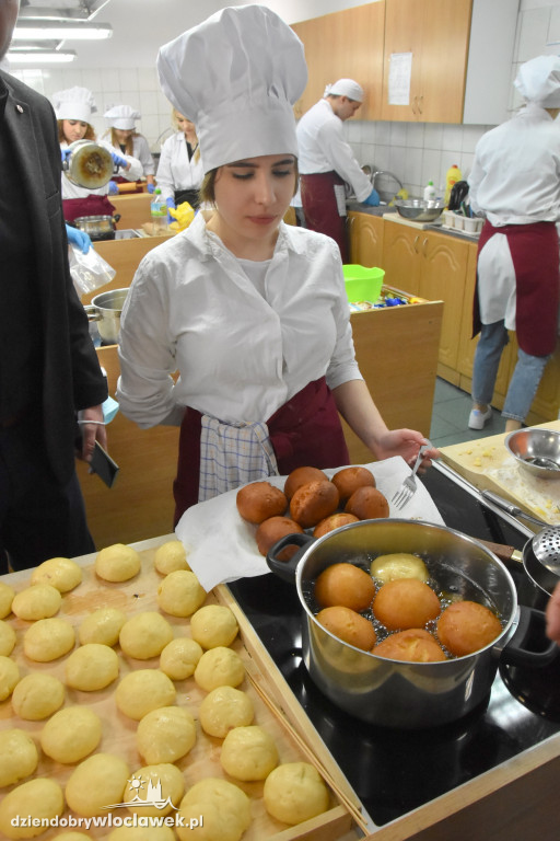 Uczniowie Chemika smażyli pączki
