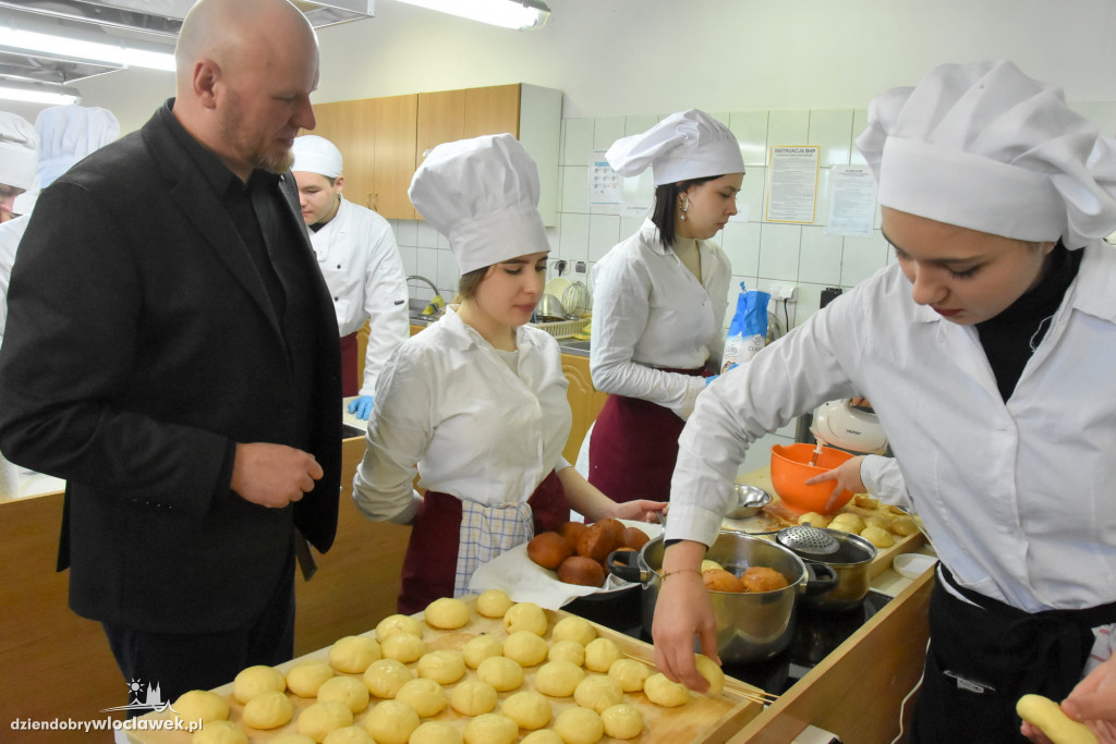 Uczniowie Chemika smażyli pączki