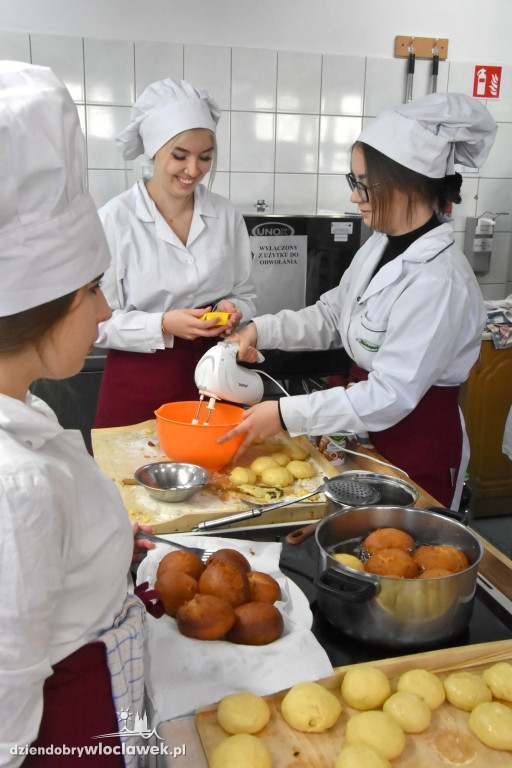 Uczniowie Chemika smażyli pączki