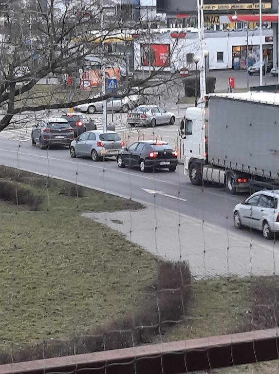 Ogromne kolejki do stacji paliw