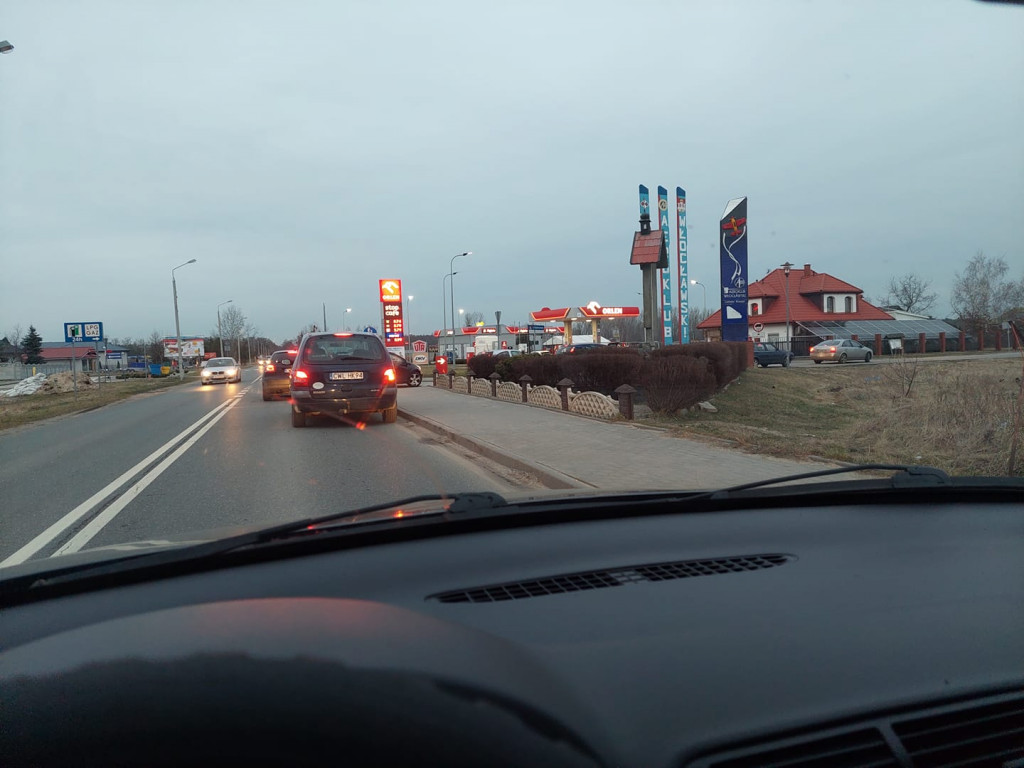 Ogromne kolejki do stacji paliw