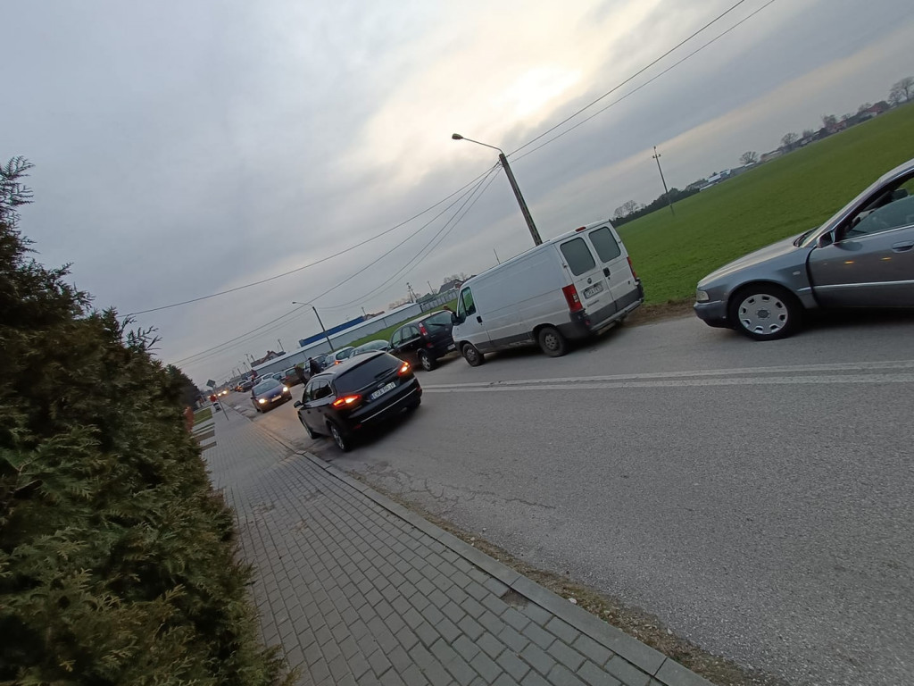 Ogromne kolejki do stacji paliw