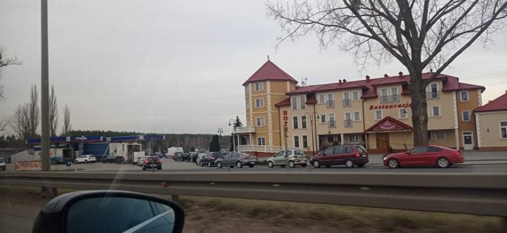 Ogromne kolejki do stacji paliw