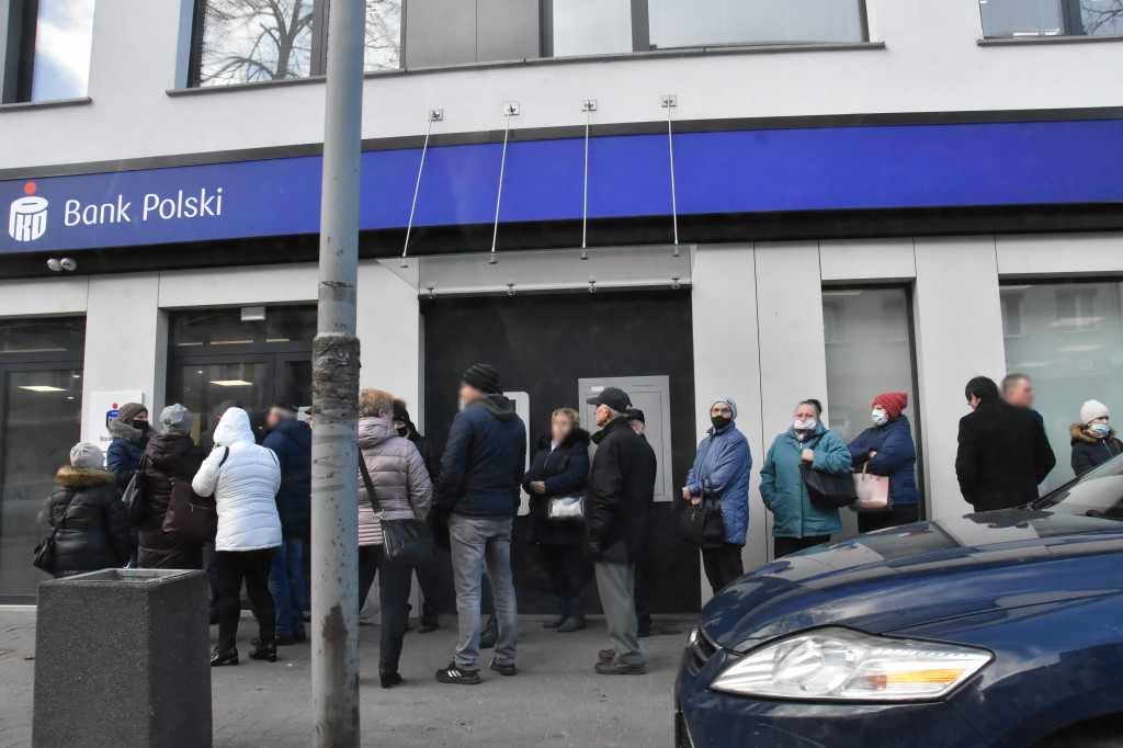 Ogromne kolejki przed bankami