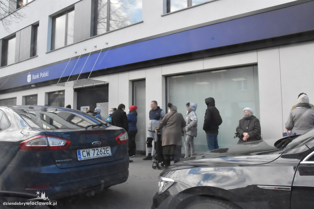 Ogromne kolejki przed bankami