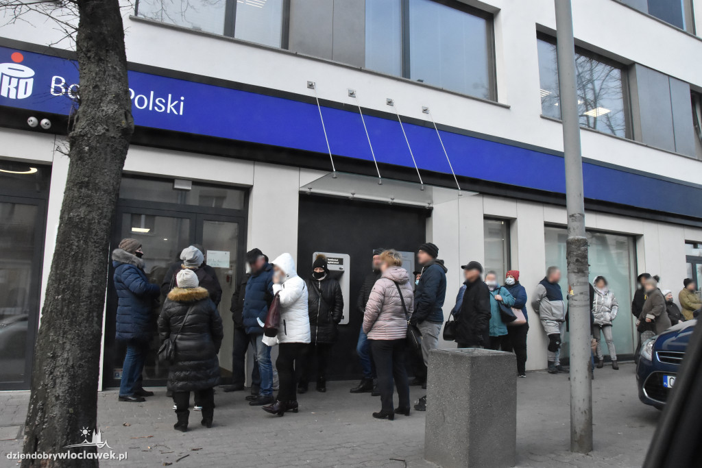 Ogromne kolejki przed bankami