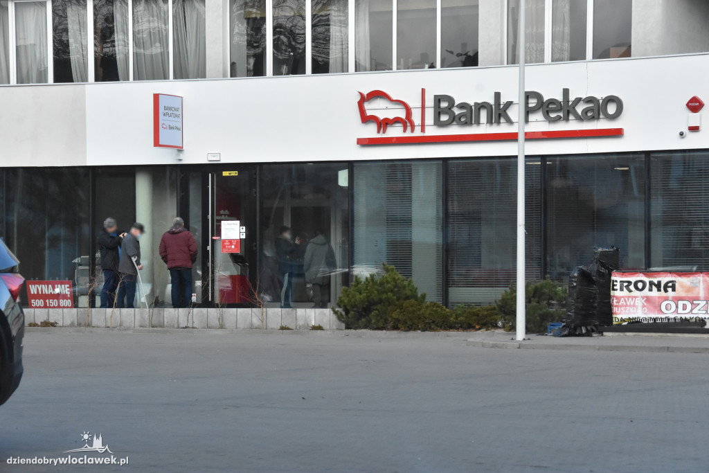 Ogromne kolejki przed bankami
