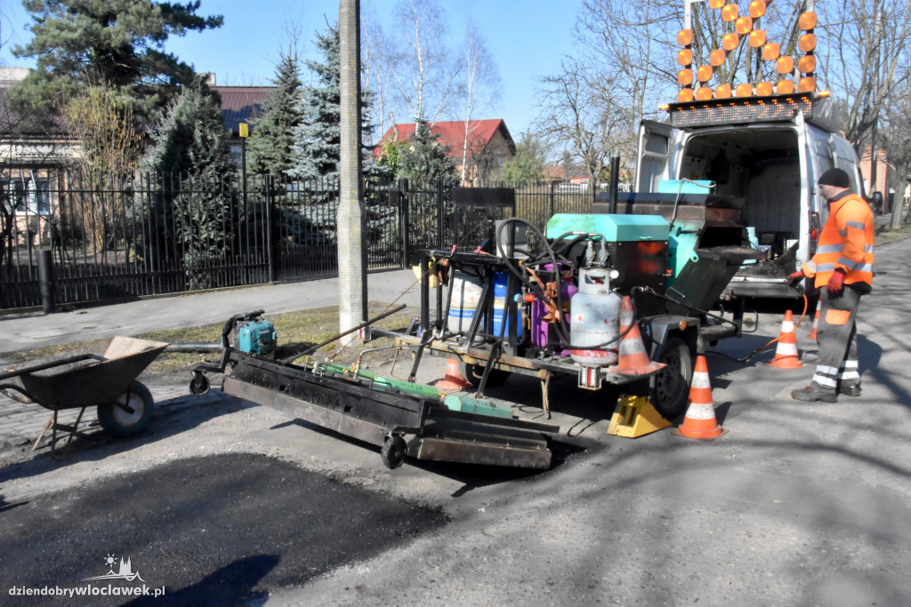 Naprawiają ulice nową metodą