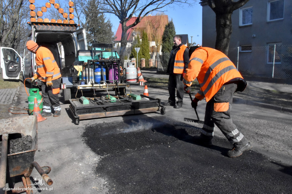 Naprawiają ulice nową metodą