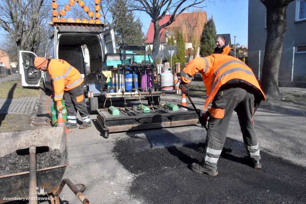 Naprawiają ulice nową metodą
