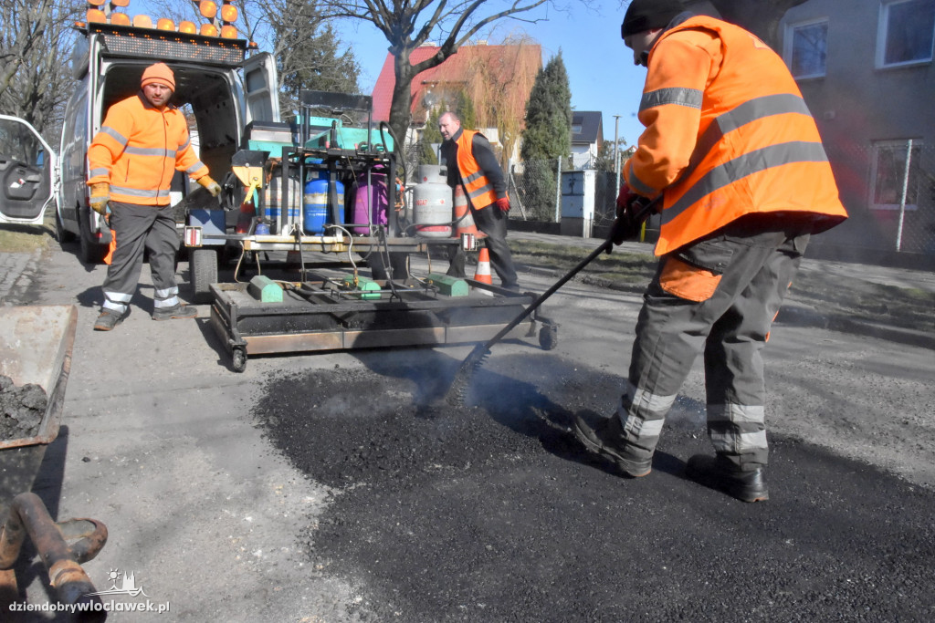 Naprawiają ulice nową metodą