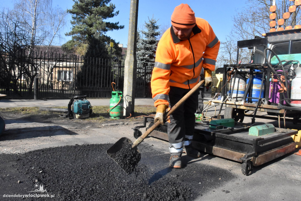 Naprawiają ulice nową metodą