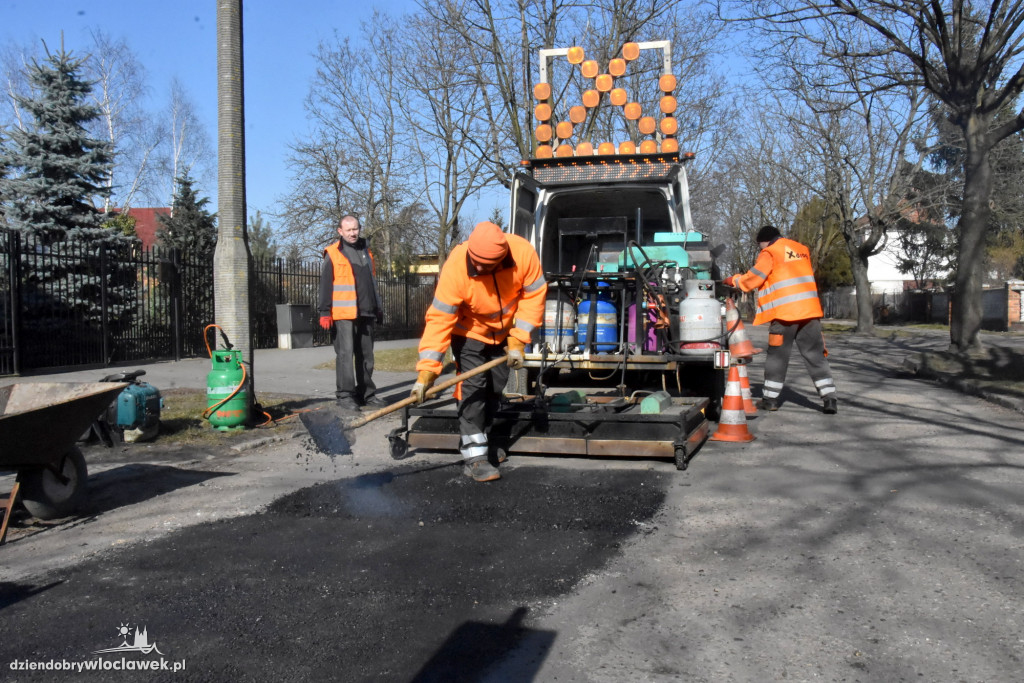 Naprawiają ulice nową metodą