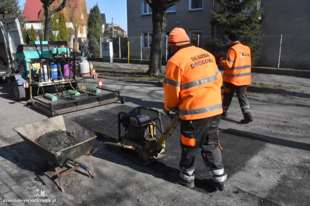 Naprawiają ulice nową metodą
