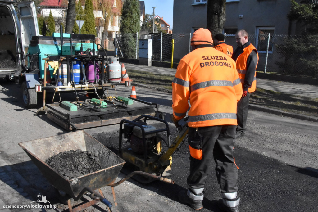 Naprawiają ulice nową metodą