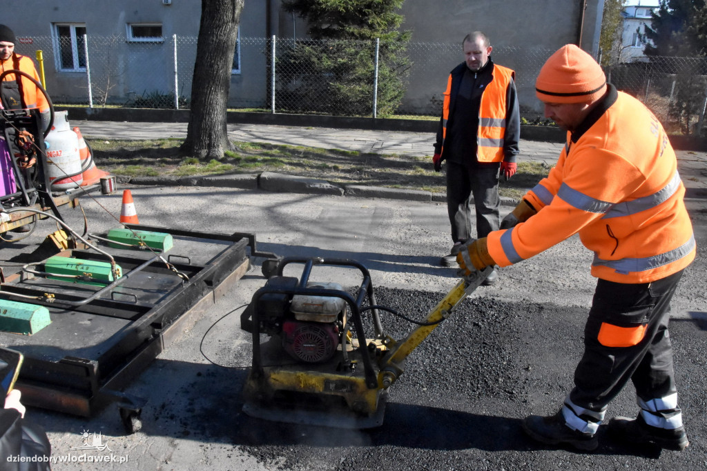 Naprawiają ulice nową metodą