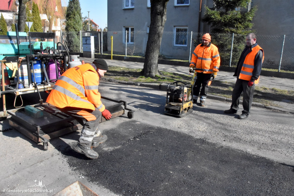 Naprawiają ulice nową metodą