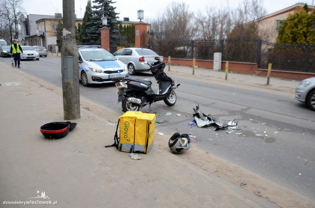 Skuter uderzył w tył osobówki