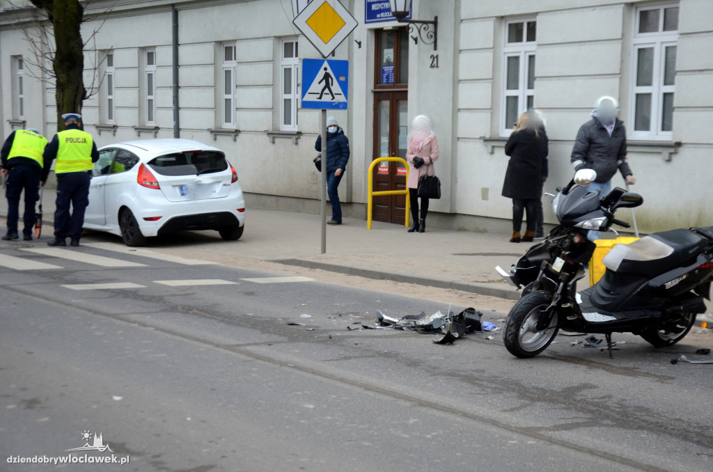 Skuter uderzył w tył osobówki