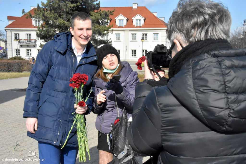 Goździk od Lewicy w Dzień Kobiet