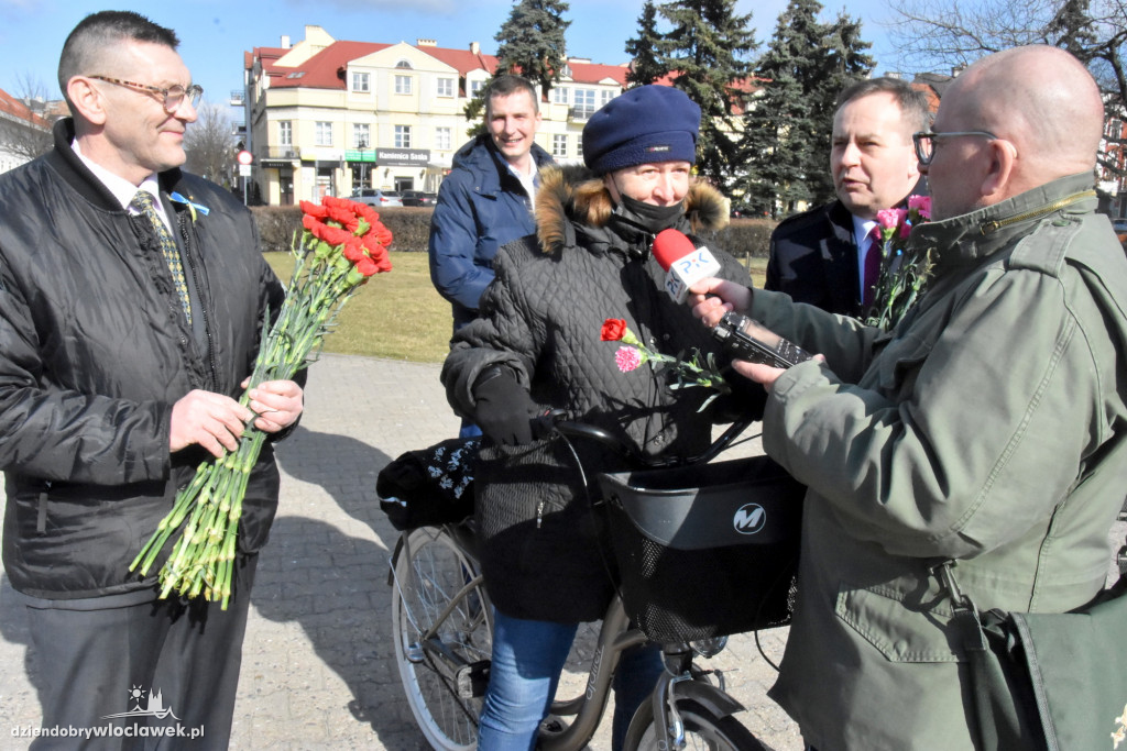 Goździk od Lewicy w Dzień Kobiet