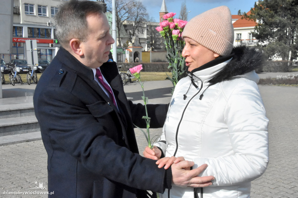 Goździk od Lewicy w Dzień Kobiet