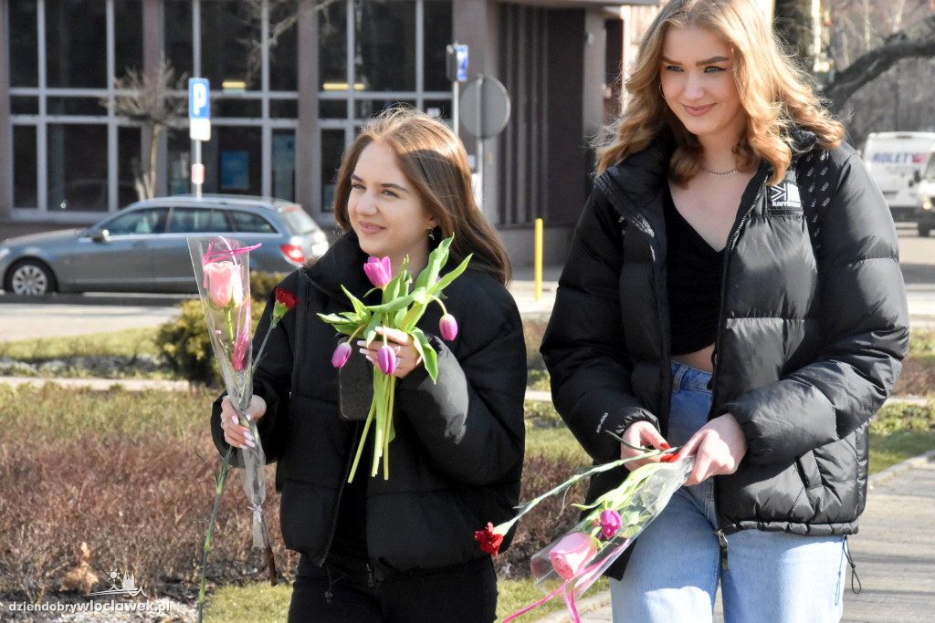 Goździk od Lewicy w Dzień Kobiet