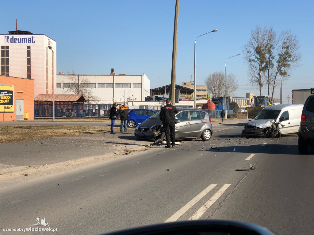 Zderzenie dwóch aut przy Netto