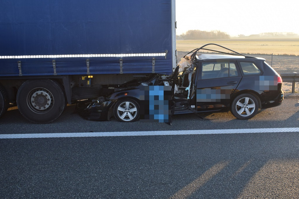 Volkswagen wbił się w naczepę ciężarówki