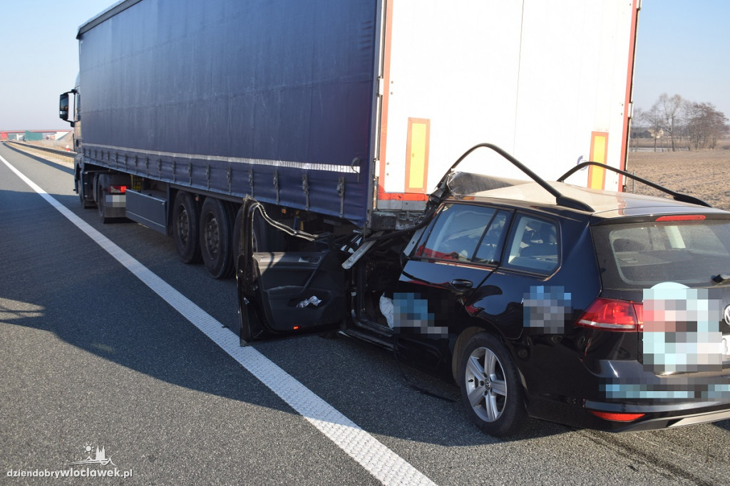 Volkswagen wbił się w naczepę ciężarówki