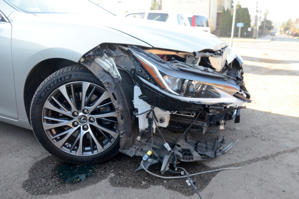 Lexus zniszczony na skrzyżowaniu na Południu